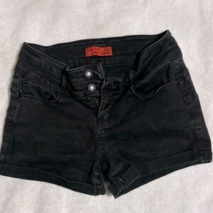 Black Jean short! These shorts have 2 buttons. Perfect for the sunny weather